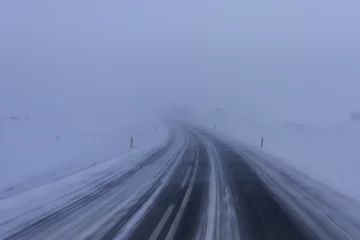 Papier Peint photo Orage Conditions de conduite dangereuses / Extrême tempête de neige hivernale en Islande