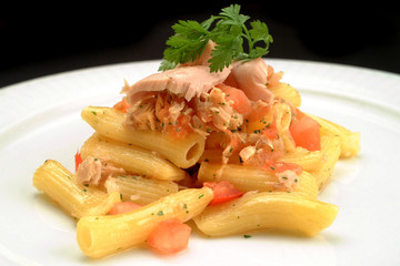Italian food recipes, Maccheroni pasta with tuna and raw tomatoes