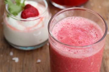 strawberry smoothies with yogurt