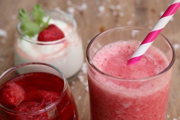 strawberry smoothies with yogurt