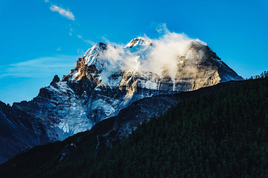Sichuan province DaoChengYa Ding Xian is snow mountain