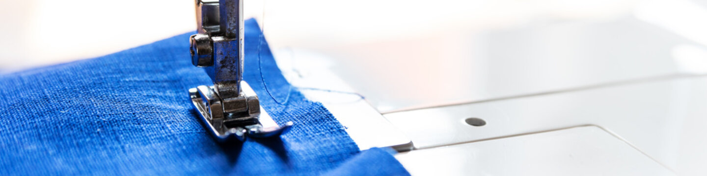 Panorama, N&auml;hfu&szlig; einer N&auml;hmaschine mit Leinenstoff blau, Textfreiraum