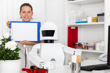 Pflegerin hält Clipboard mit Textfreiraum, autonomer Roboter als Arzt
