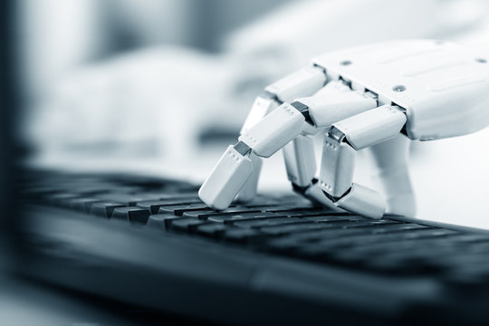 Roboter Hand an einer Tastatur, Prothese, Bionic und Robotik der Zukunft