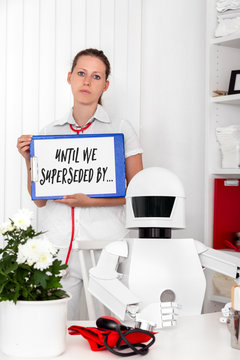 Roboter als Arzt, Frau h&auml;lt clipboard mit Text englisch, Ersatz und Abl&ouml;se durch &Auml;rztemangel