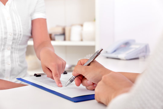 Patientenaufklärung und Behandlungsvertrag durch Patient und Arzt, Unterschrift