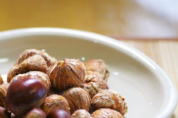 鬼皮を剥いている最中の栗