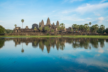 Naklejka premium Piękne odbicie Angkor Wat, ogromnego i największego pomnika religii na świecie. Znajduje się w Siem Reap w Kambodży.