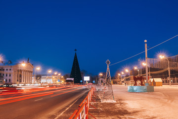 Fototapeta na wymiar Gomel Square at night with traffic