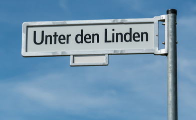 Fototapeta premium Straßenschild Unter den Linden
