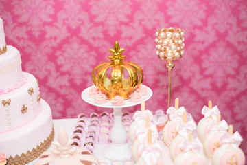 Birthday table decorated princess theme - Crown