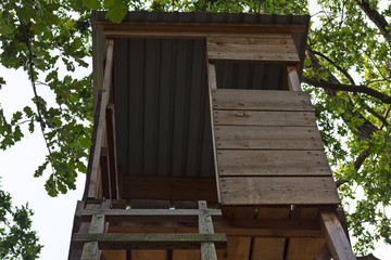 Ein Hochstand im Wald