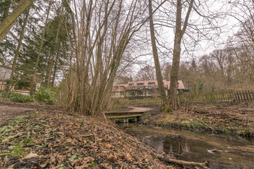 Ferienhaus im Winter mit Br&uuml;cke