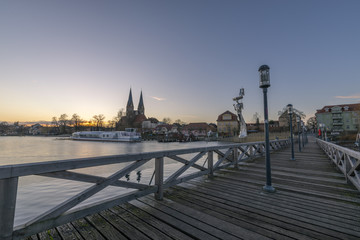 Fototapeta na wymiar Neuruppiner See promenade mit Kirche und Türmen