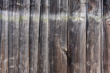Hölzerner Plankenhintergrund, alte verwitterte graue Farbe, Astlöcher vertikale Bretter, hölzerne Beschaffenheit, Holzwand Nadelholz
