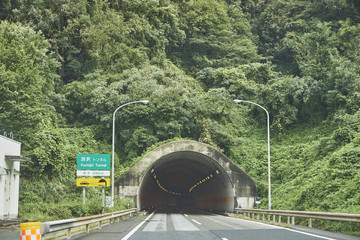 高速道路のトンネルの入り口