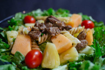Ensalada frutal con carne (melón, piña, cherry, arrachera, lechuga y ajonjolí