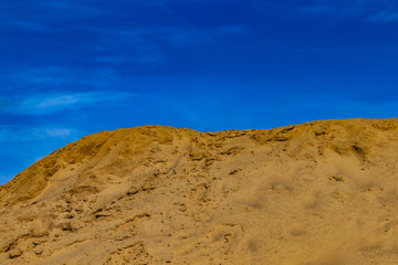 Sanddüne vor blauem Himmel