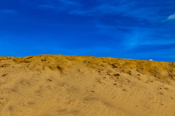 Sanddüne vor blauem Himmel