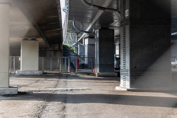 高速道路の高架下