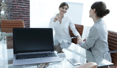 Obraz premium laptop and a smartphone on the desktop of a businessman