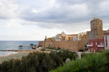 Fototapeta na wymiar Termoli, il Castello Svevo, il Borgo Antico e il trabucco sul mare