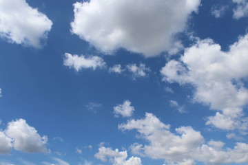 Naklejka na ściany i meble Nuvole nel cielo in una bella giornata