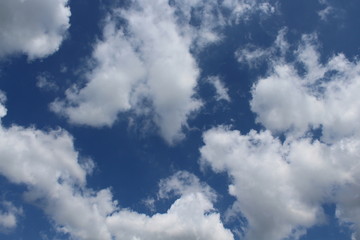 Fototapeta na wymiar Cielo azzurro con nuvole in Settembre