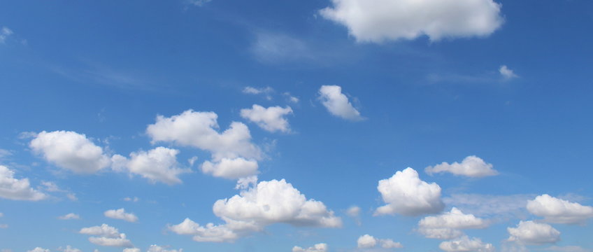Nuvole nel cielo in una bella giornata