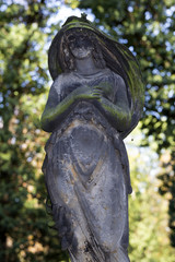 Obraz premium Historic Statue on the mystery old Prague Cemetery, Czech Republic