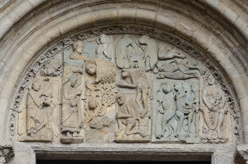 Detalle del tímpano del pórtico derecho de la portada de Platerías de la Catedral de Santiago de Compostela. Galicia. España.