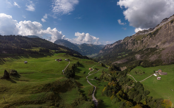Drohnenaufnahme der Pragelpass Strasse von Muotathal nach N&auml;fels in der Schweiz
