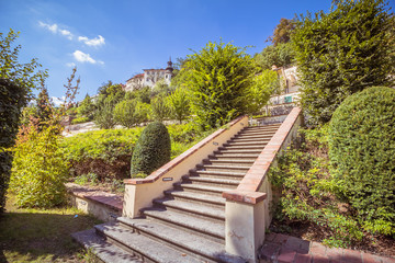 Der Große Fürstenberg-Garten der Prager Burg im Sommer.