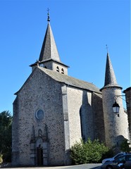 Fototapeta na wymiar église de village aveyronnais