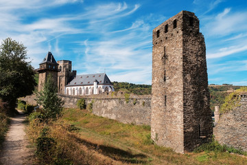 Stadtmauer mit Wehrt&uuml;rmen von Oberwesel am Rhein mit der St. Martin-Kirche im Hintergrund