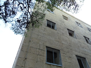 Hotel Ruine mit Oberlichter, Treppen, zerbrochenen Fenster und Türen, Beton  und Oberlichter