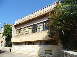 Hotel Ruine mit Oberlichter, Treppen, zerbrochenen Fenster und Türen, Beton  und Oberlichter