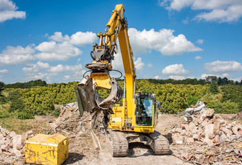 Large 360 excavator with grabbing unit fitted.   - obrazy, fototapety, plakaty