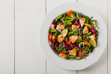 Delicious salad with pieces of grilled salmon.
