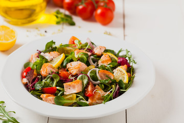 Delicious salad with pieces of grilled salmon.