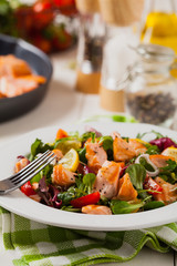 Delicious salad with pieces of grilled salmon.