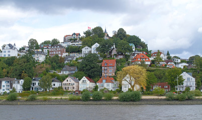 Fototapeta na wymiar Blick von der Elbe auf Blankenese 