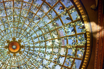 Kuppel in den Uffizien mit wundervollen Bildern auf Buntglas und an die Decke leuchtende...