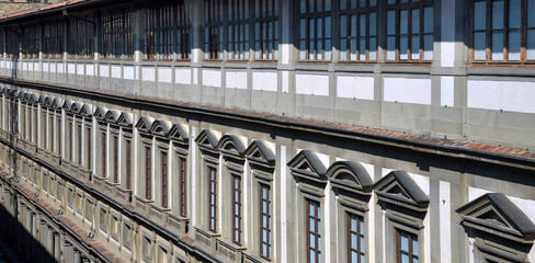 Lange Fassade mit Fenstern im Innenhof der Uffizien
