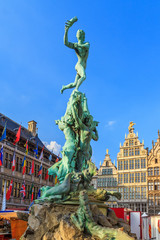 Obraz premium The Brabo fountain (Brabofontein) on the Great Market square (Grote Markt) in Antwerp, Belgium, against a clear blue summer sky 