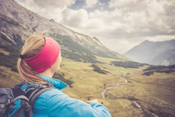 Junge blonde Frau in den Bergen, Blick in die Ferne, Abenteuer