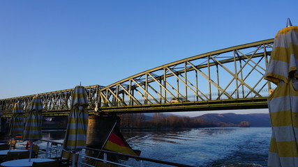 Brücken über der Donau zwischen Krems in der Wachau und Wien im Frühling