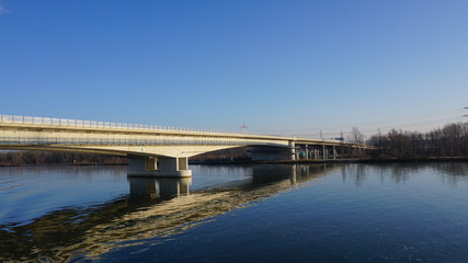 Fototapeta na wymiar Brücken über der Donau zwischen Krems in der Wachau und Wien im Frühling