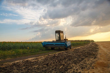 Obraz premium Harvester machine to harvest wheat field working