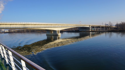 Fototapeta na wymiar Brücken über der Donau zwischen Krems in der Wachau und Wien im Frühling